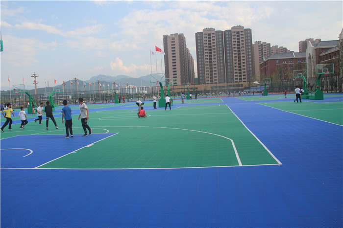 �ɶ����������˶���԰�����ذ�����.