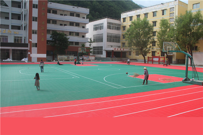 �ɶ���СѧУ�����ذ��˶��ٳ�